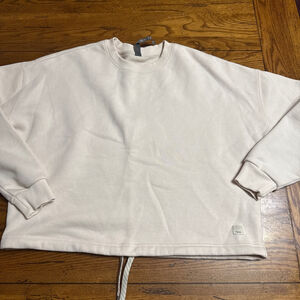 Vuori restore, crop crew neck bone color. Size X-Small R37